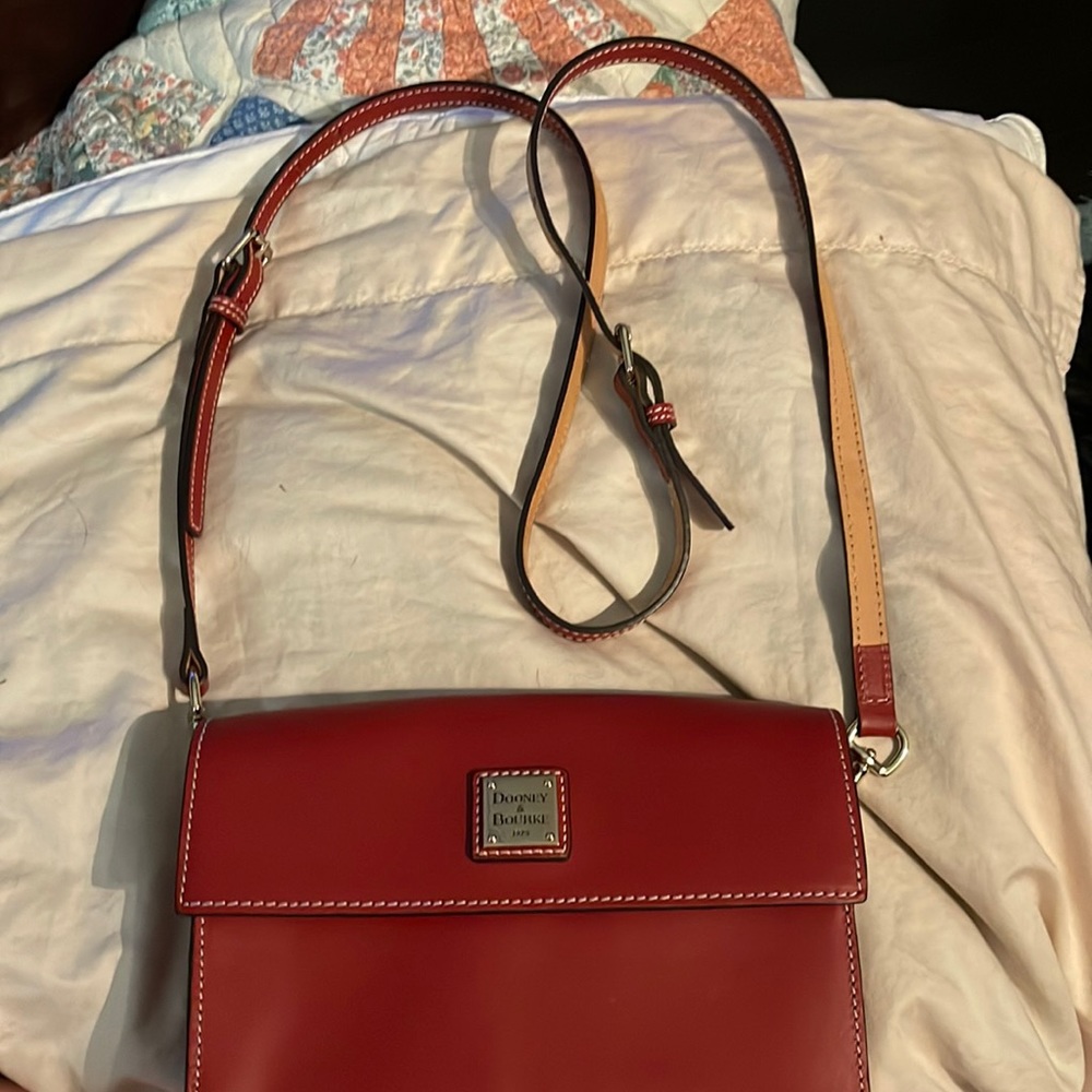 Dooney & Bourke cross body to single side purse